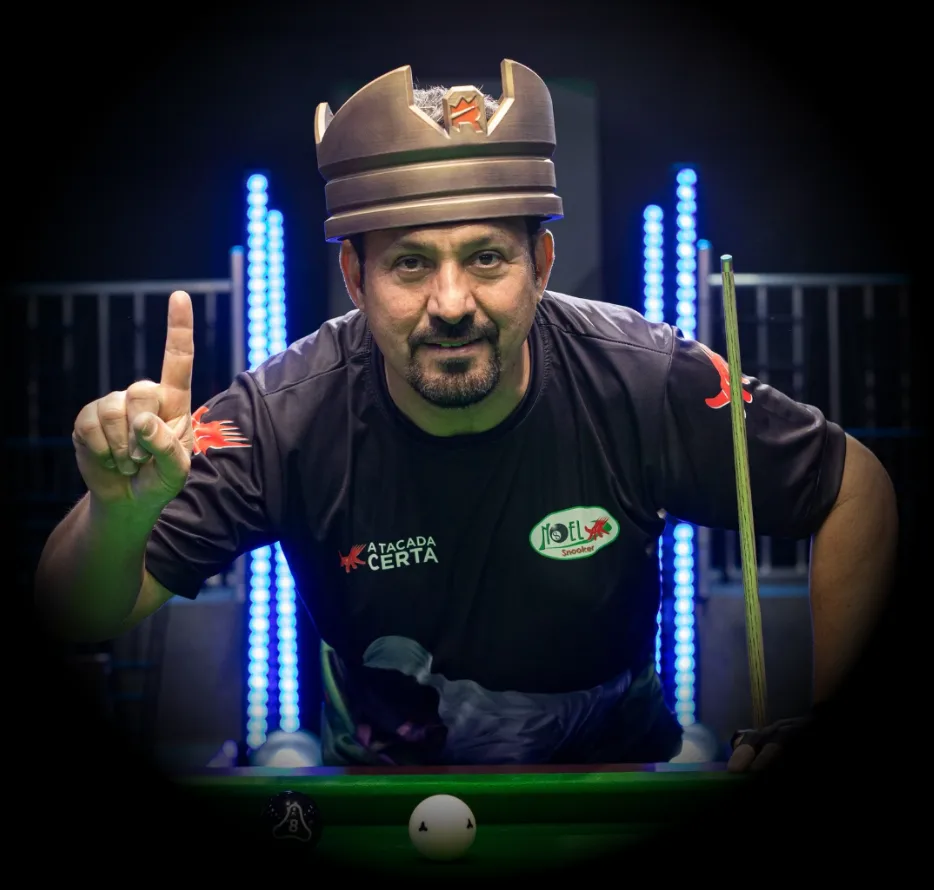 Noel Snooker com a coroa de campeão do Rei da Mesa